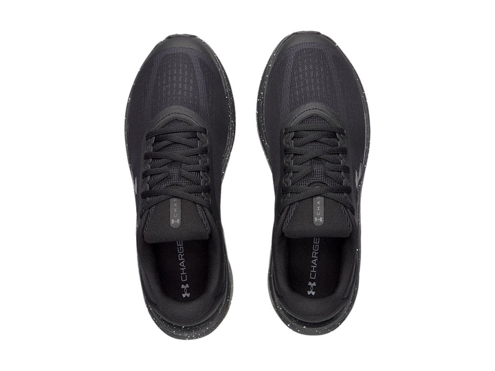 Tenis Under Armour Chase color negro con suela moteada en blanco y malla transpirable.