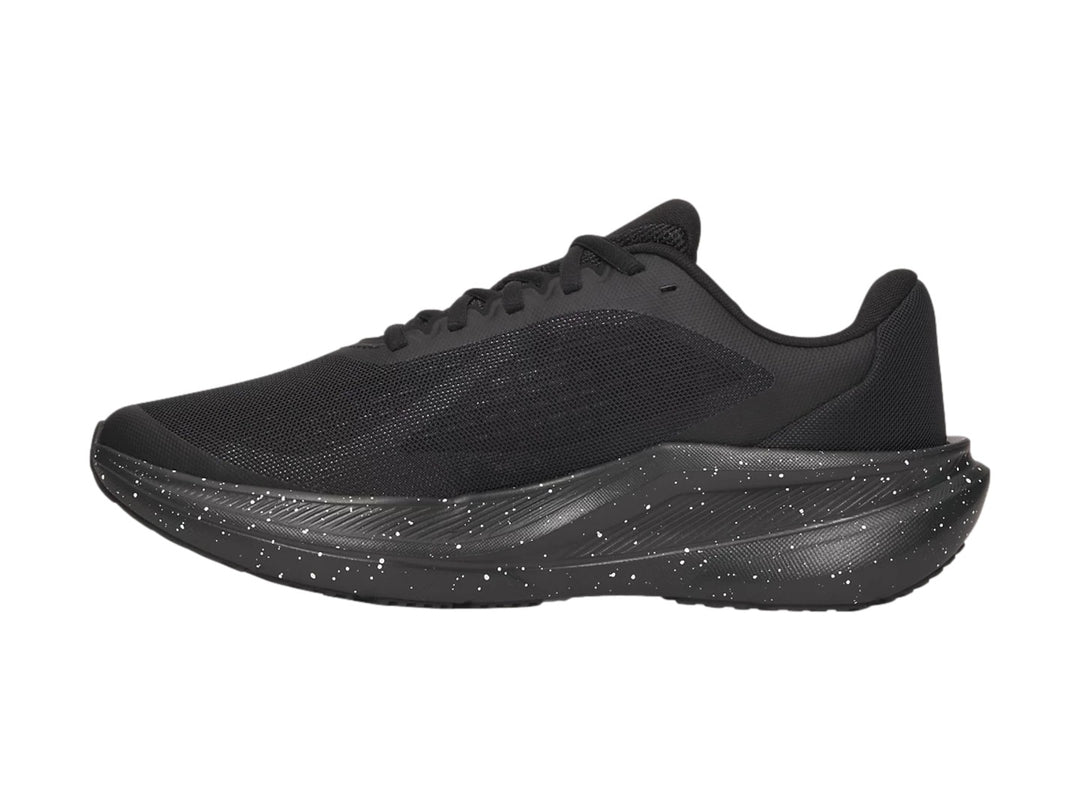 Tenis Under Armour Chase color negro con suela moteada en blanco y malla transpirable.
