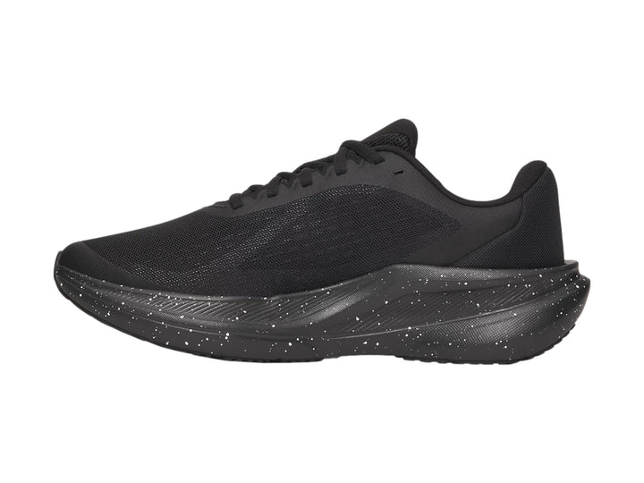 Tenis Under Armour Chase color negro con suela moteada en blanco y malla transpirable.