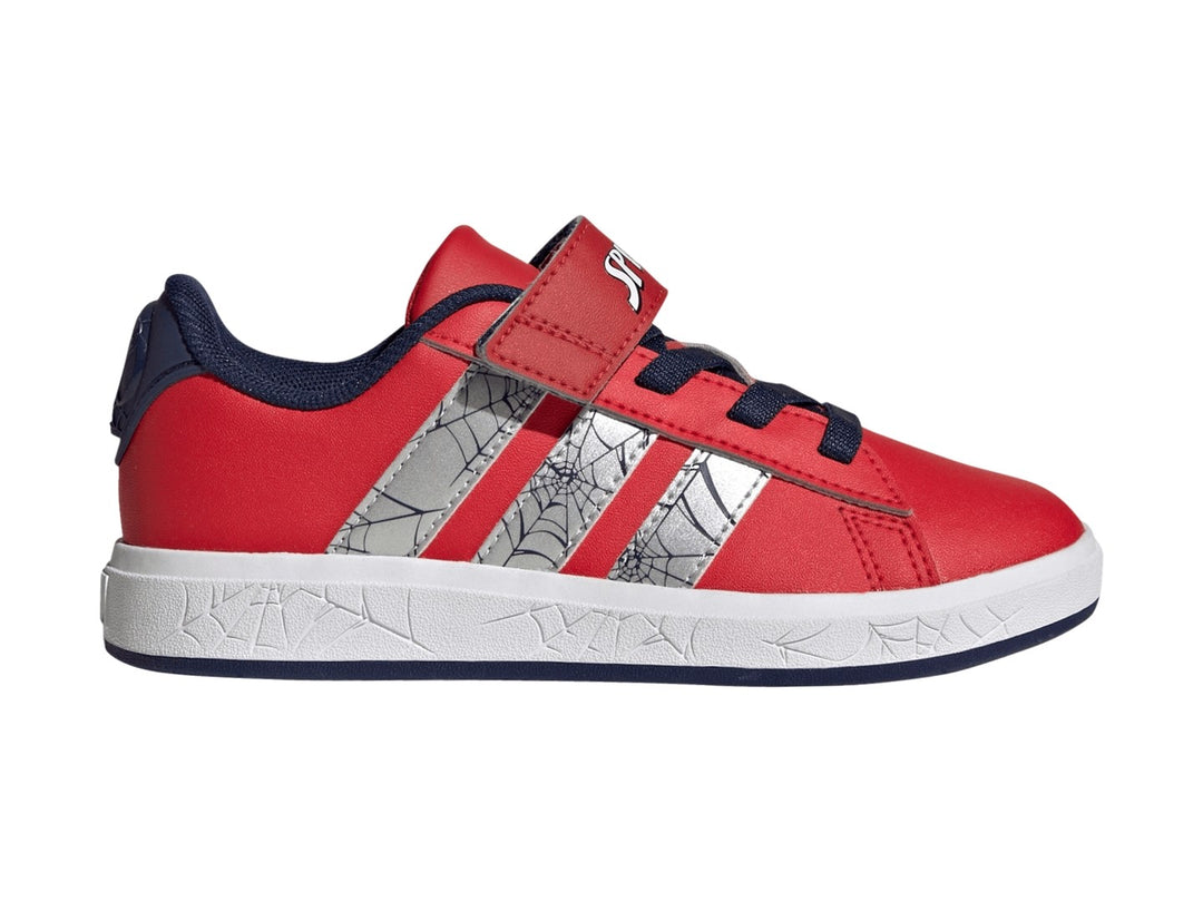 Tenis Adidas Grand Court rojos con rayas plateadas y detalles en azul marino para niño.