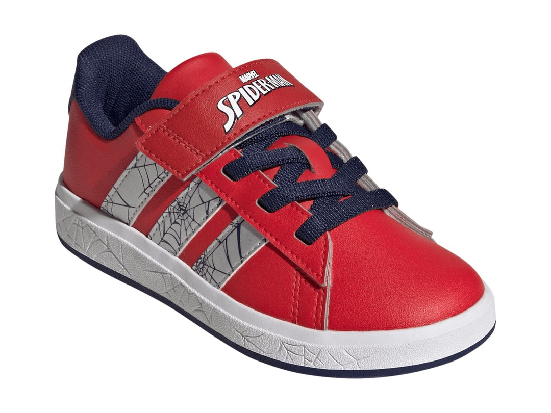 Tenis Adidas Grand Court rojos con rayas plateadas y detalles en azul marino para niño.