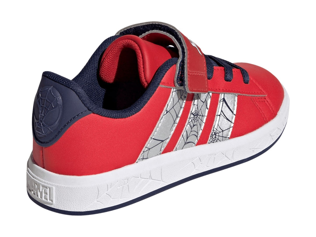 Tenis Adidas Grand Court rojos con rayas plateadas y detalles en azul marino para niño.