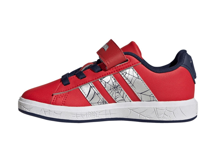 Tenis Adidas Grand Court rojos con rayas plateadas y detalles en azul marino para niño.