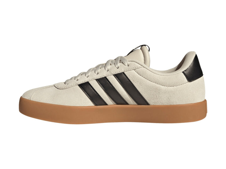 Tenis Adidas VL Court 3.0 color aluminio con franjas negras y suela color café