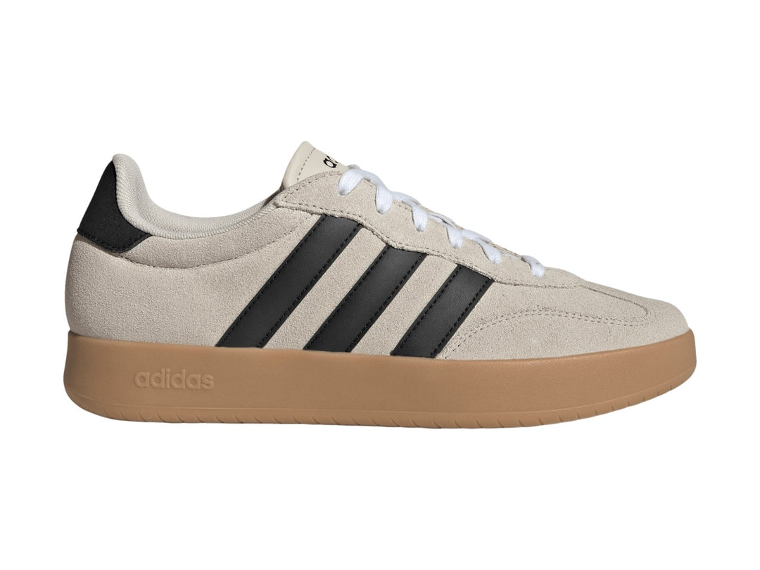 Tenis Adidas Barreda en color aluminio con franjas negras y suela de goma color café.