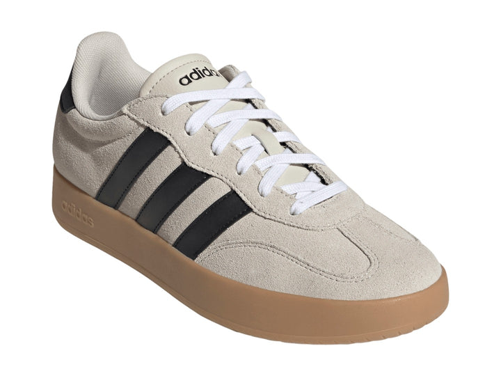 Tenis Adidas Barreda en color aluminio con franjas negras y suela de goma color café.