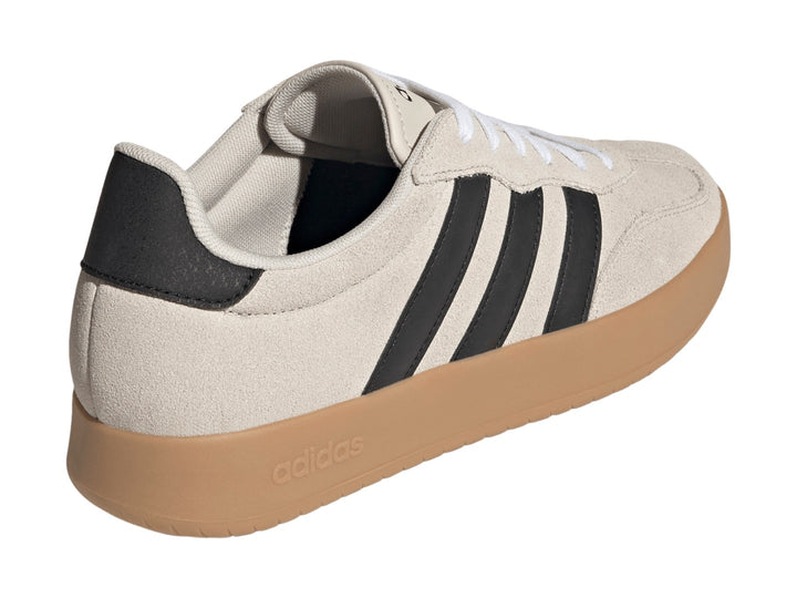 Tenis Adidas Barreda en color aluminio con franjas negras y suela de goma color café.