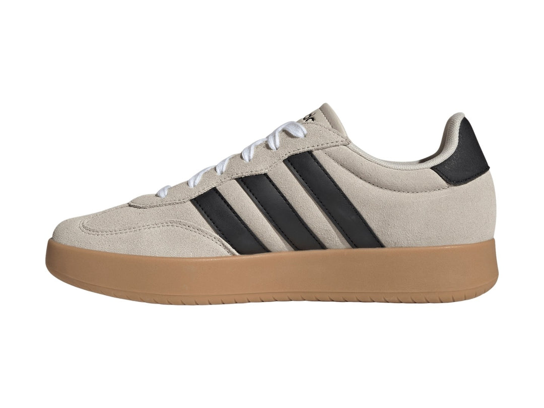 Tenis Adidas Barreda en color aluminio con franjas negras y suela de goma color café.