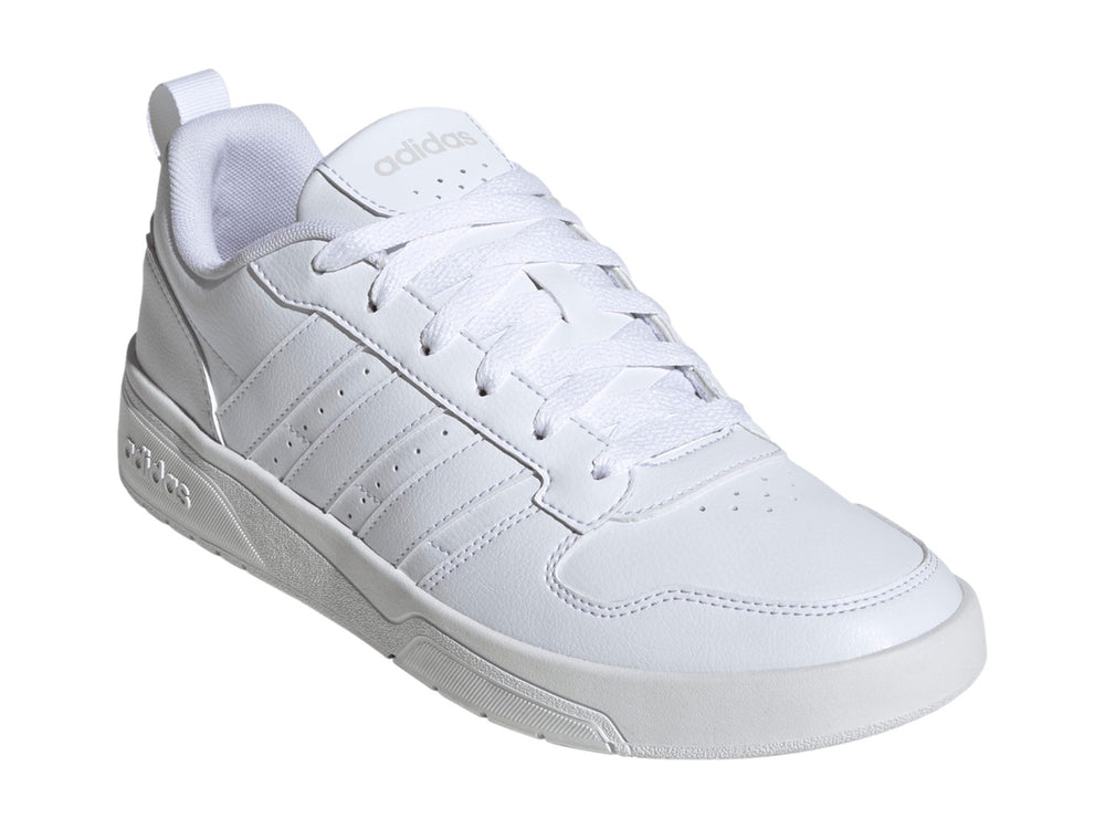 Tenis Adidas Courtwave color blanco total con suela blanca y detalles tonales.