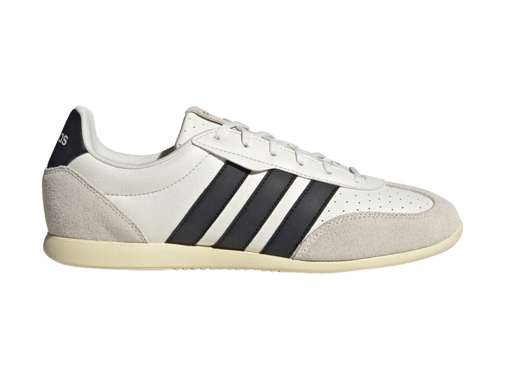 Tenis Adidas Barreda color blanco con tres franjas negras laterales y detalles en gamuza beige.