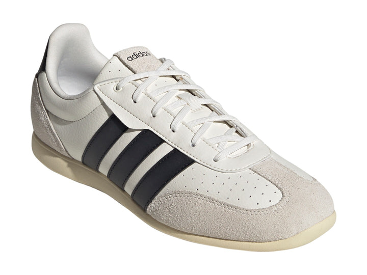 Tenis Adidas Barreda color blanco con tres franjas negras laterales y detalles en gamuza beige.