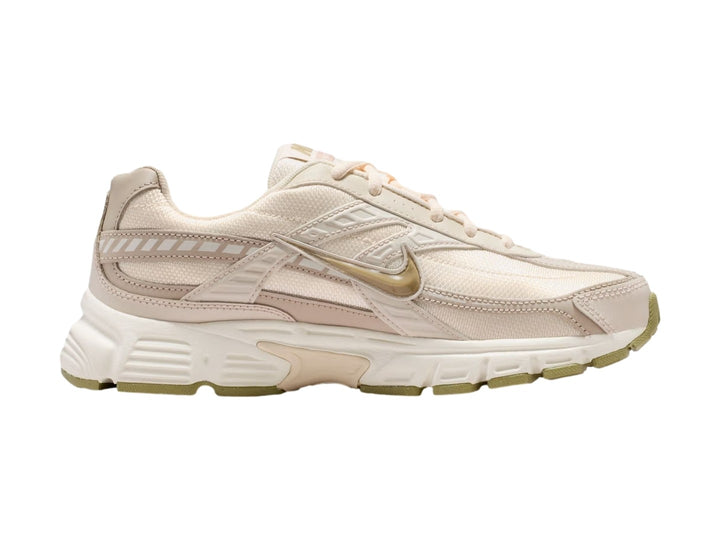 Tenis Nike Initiator en color chalk y neutral olive con malla transpirable y suela robusta.