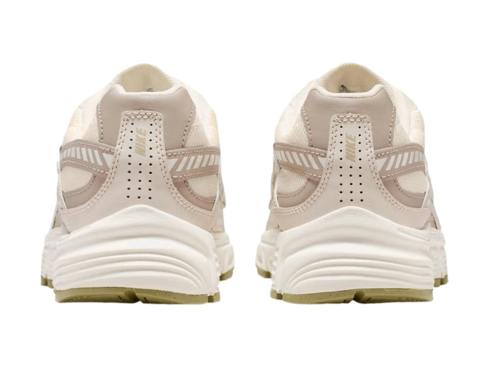 Tenis Nike Initiator en color chalk y neutral olive con malla transpirable y suela robusta.