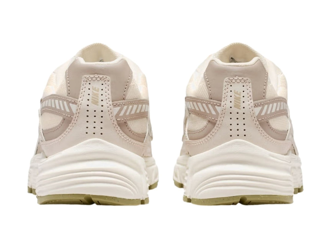 Tenis Nike Initiator en color chalk y neutral olive con malla transpirable y suela robusta.