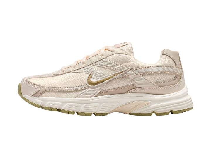 Tenis Nike Initiator en color chalk y neutral olive con malla transpirable y suela robusta.