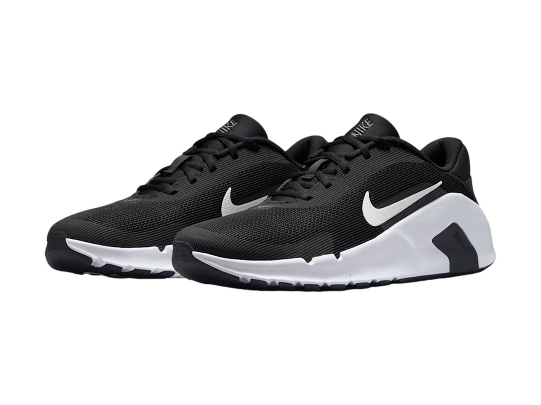 Tenis Nike Flex Train en color negro con suela blanca y logotipo Nike en contraste blanco.