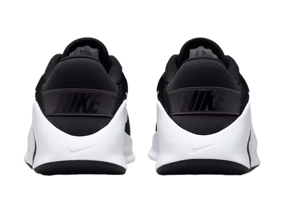 Tenis Nike Flex Train en color negro con suela blanca y logotipo Nike en contraste blanco.