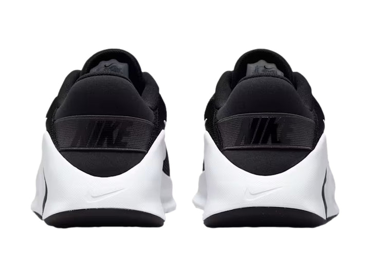 Tenis Nike Flex Train en color negro con suela blanca y logotipo Nike en contraste blanco.