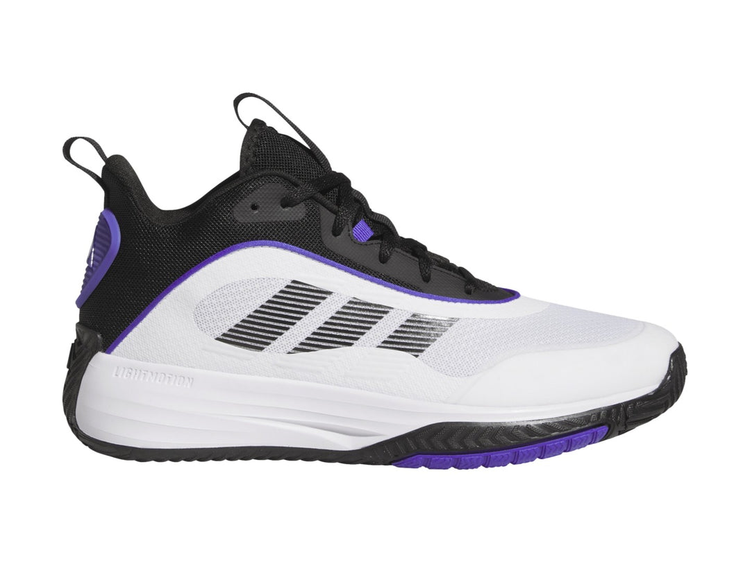 Tenis Adidas OwnTheGame 3.0 en color blanco con detalles en negro y morado para baloncesto.