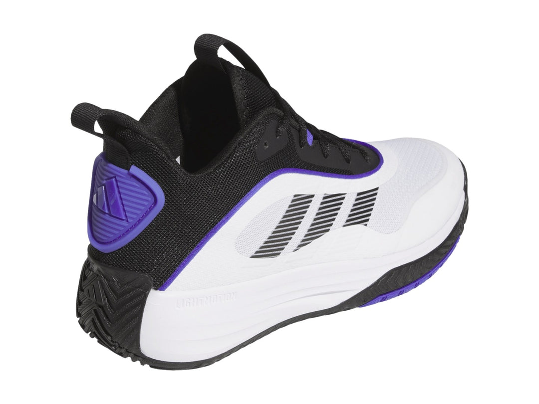 Tenis Adidas OwnTheGame 3.0 en color blanco con detalles en negro y morado para baloncesto.