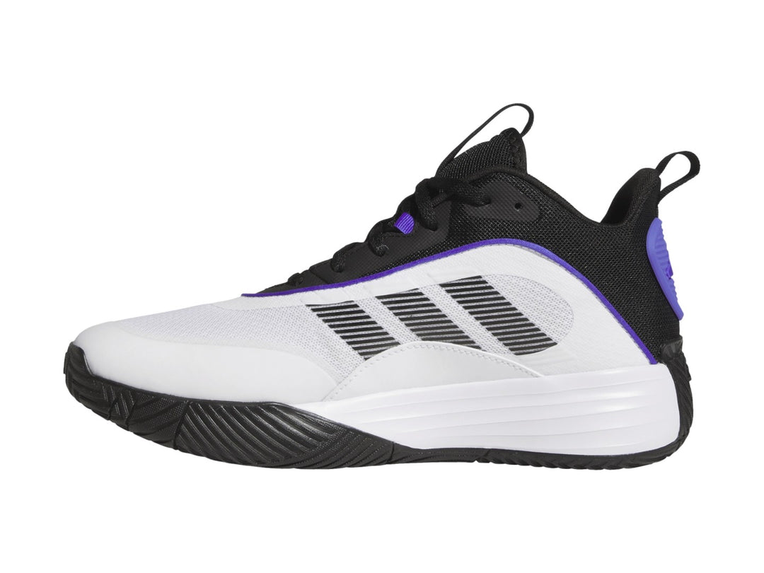 Tenis Adidas OwnTheGame 3.0 en color blanco con detalles en negro y morado para baloncesto.