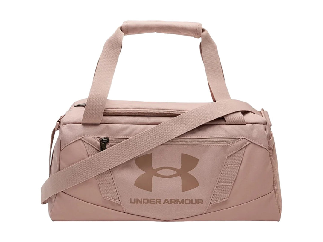 Maleta deportiva Under Armour Undeniable 5.0 en color morado con asa superior y correa ajustable.