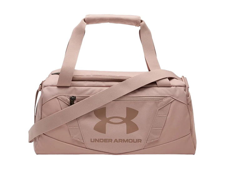 Maleta deportiva Under Armour Undeniable 5.0 en color morado con asa superior y correa ajustable.