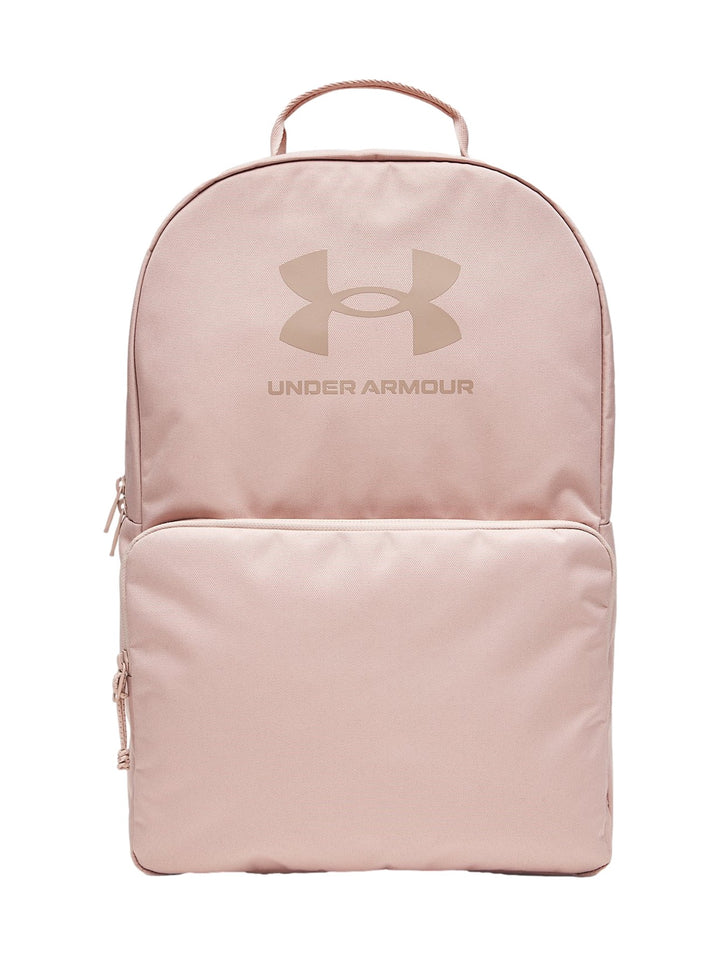 Mochila Under Armour Essential en color rosa con logotipo frontal y bolsillo delantero.