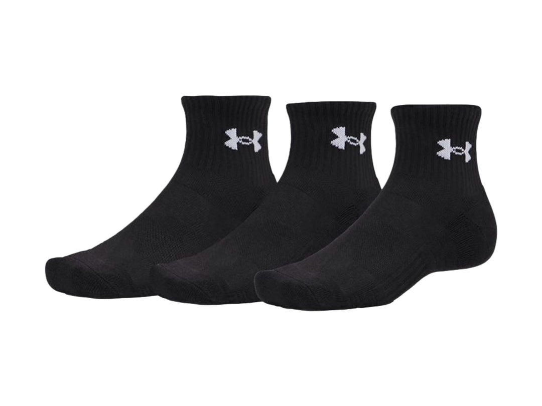 Paquete de 3 calcetas deportivas Under Armour color negro con logotipo blanco en el tobillo.