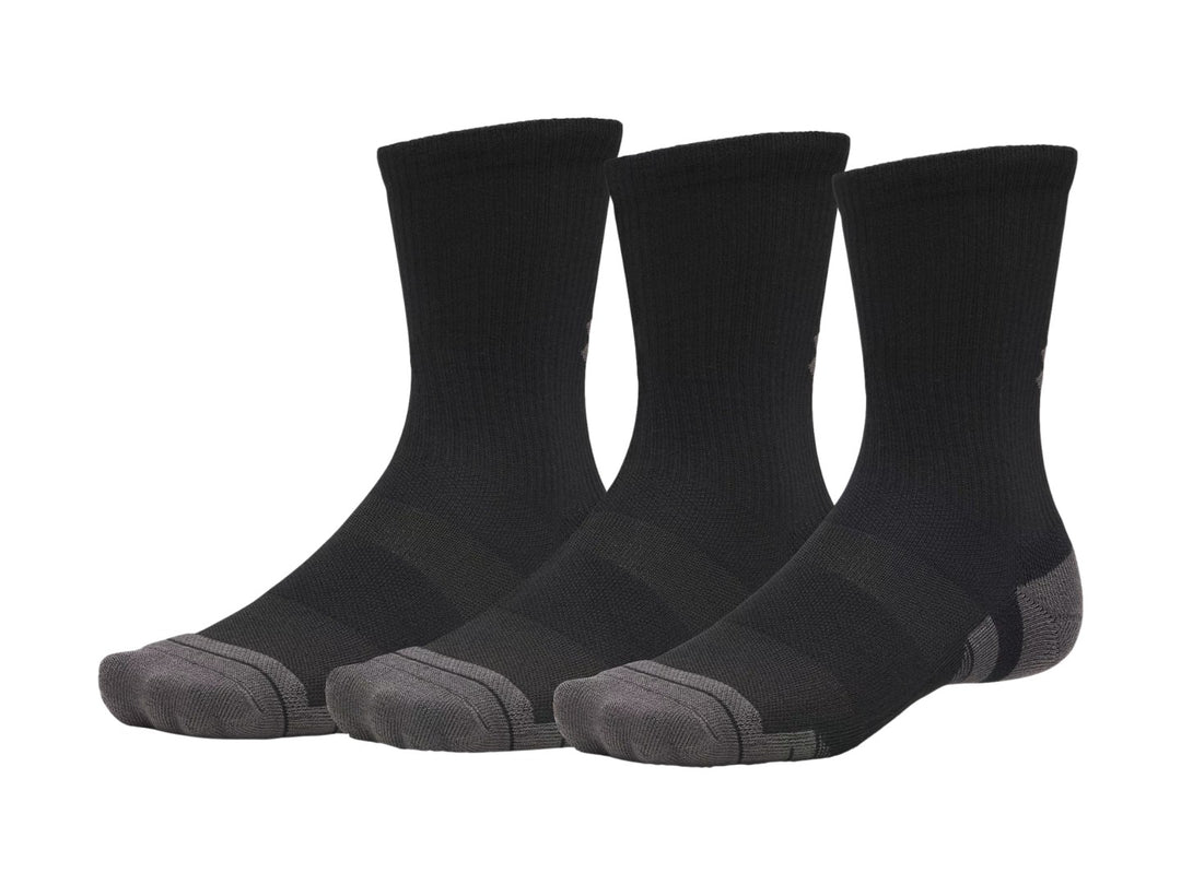 Paquete de tres calcetines Under Armour color negro con refuerzos en gris en el talón y la punta.