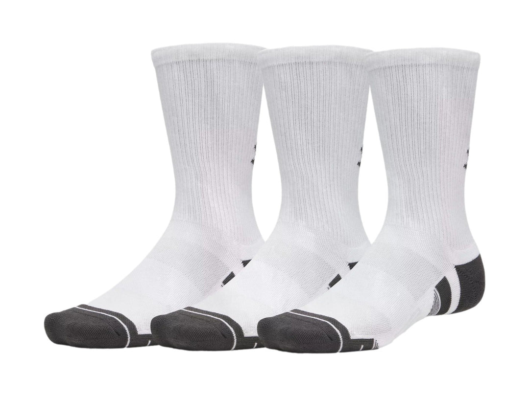 Paquete de tres pares de calcetines deportivos Under Armour color blanco con refuerzos en gris en la punta y talón.