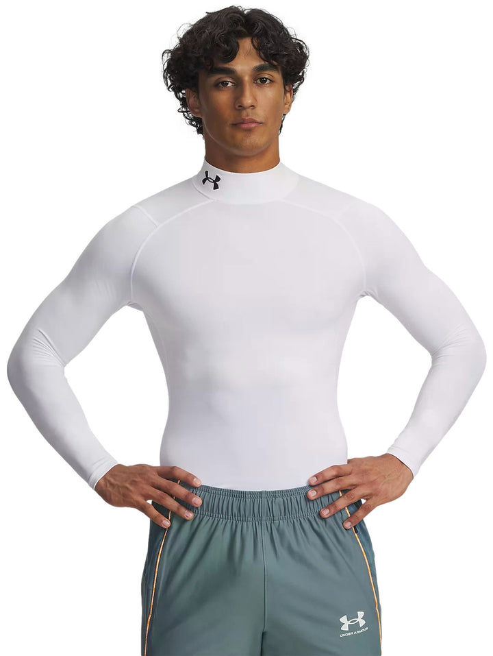 Hombre vistiendo playera deportiva Under Armour de compresión blanca con cuello mock y manga larga.