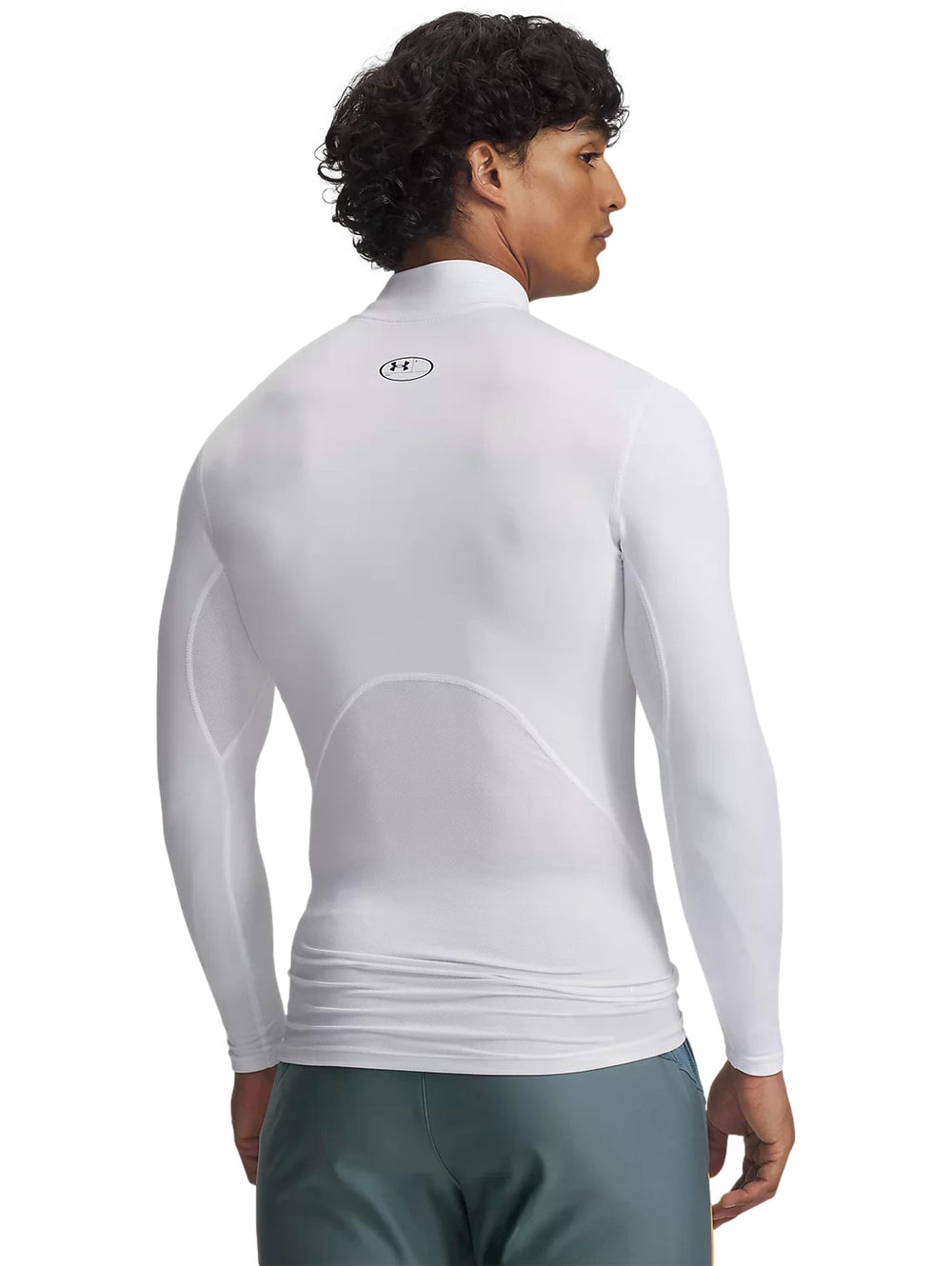 Hombre vistiendo playera deportiva Under Armour de compresión blanca con cuello mock y manga larga.