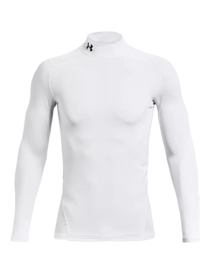 Hombre vistiendo playera deportiva Under Armour de compresión blanca con cuello mock y manga larga.
