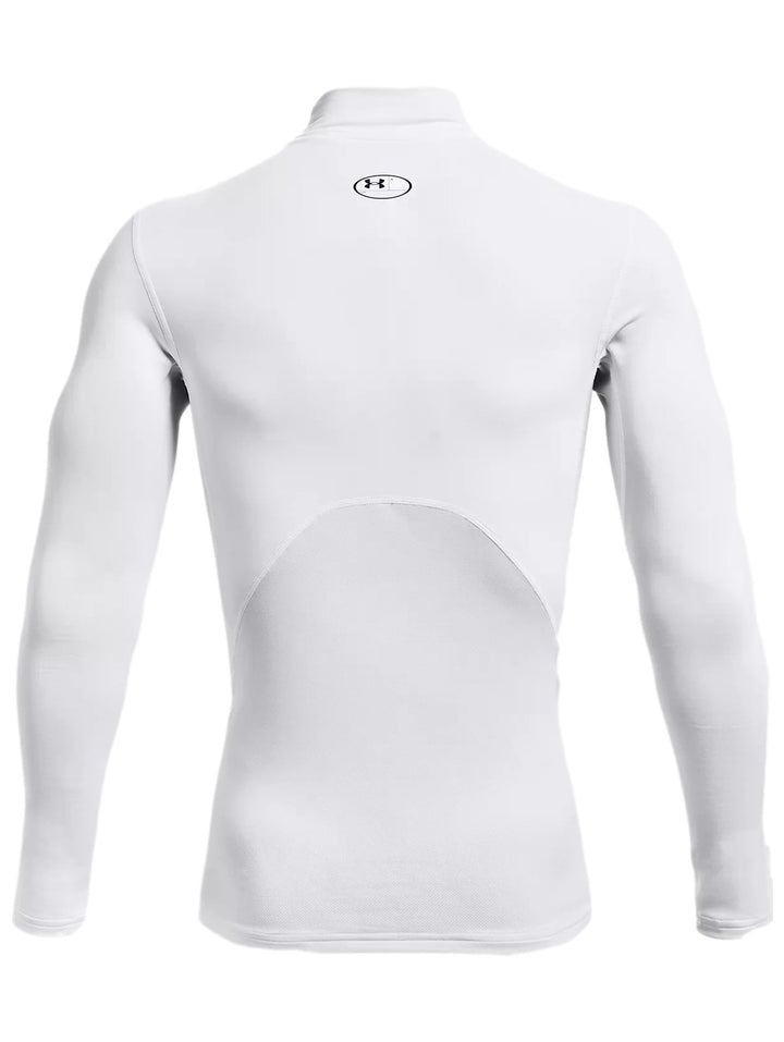 Hombre vistiendo playera deportiva Under Armour de compresión blanca con cuello mock y manga larga.