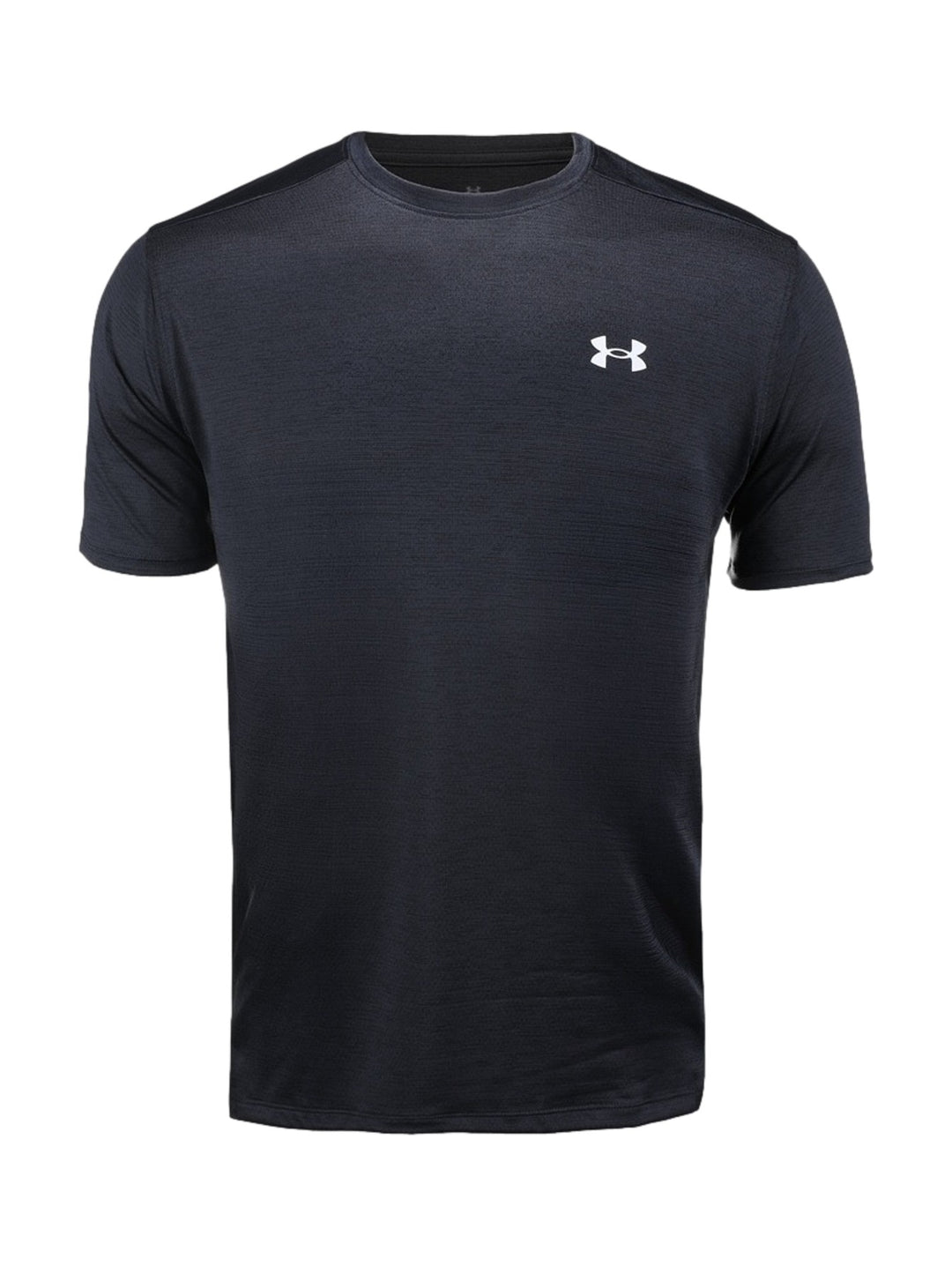 Hombre vistiendo playera deportiva Under Armour Tech Vent de color negro con logotipo blanco en el pecho.