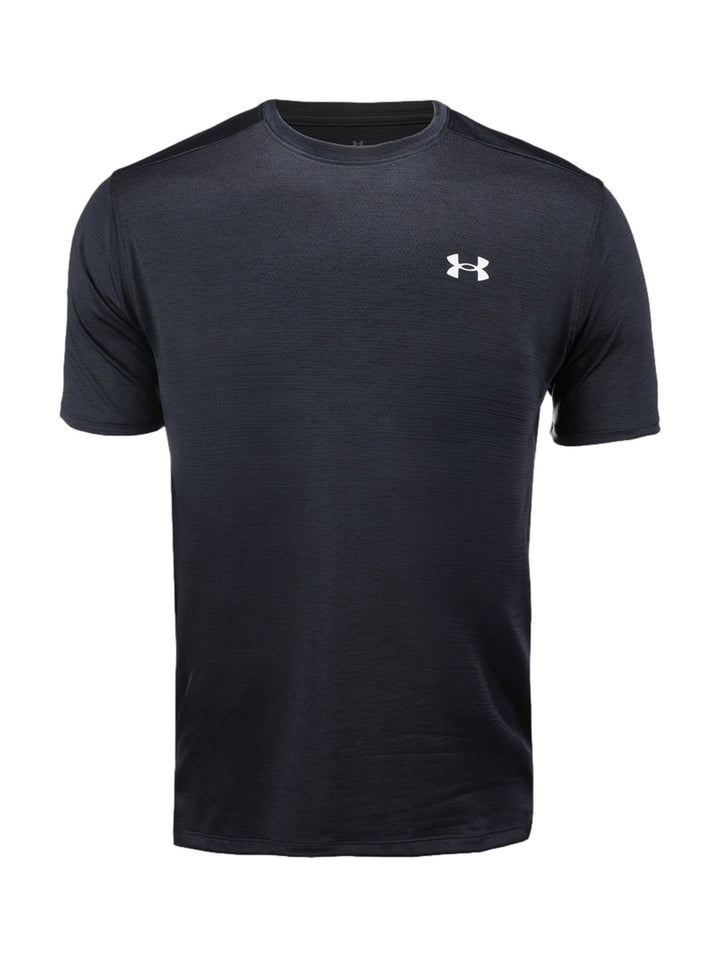 Hombre vistiendo playera deportiva Under Armour Tech Vent de color negro con logotipo blanco en el pecho.