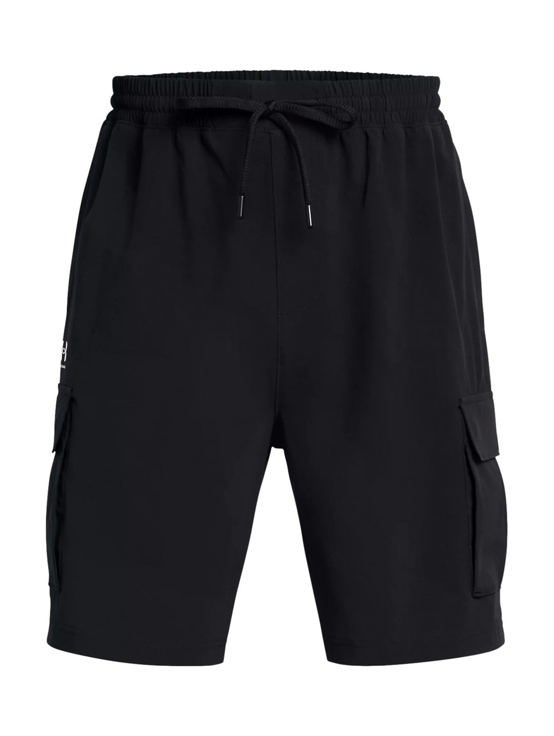 Hombre vistiendo short Under Armour Vibe Cargo color negro con bolsillos laterales y logo blanco.