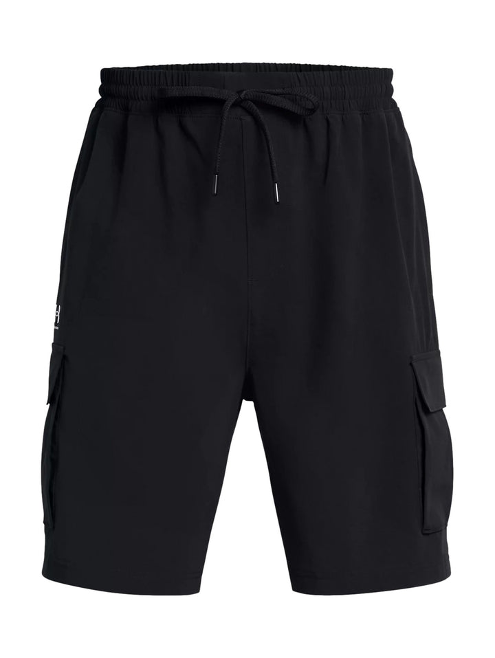 Hombre vistiendo short Under Armour Vibe Cargo color negro con bolsillos laterales y logo blanco.