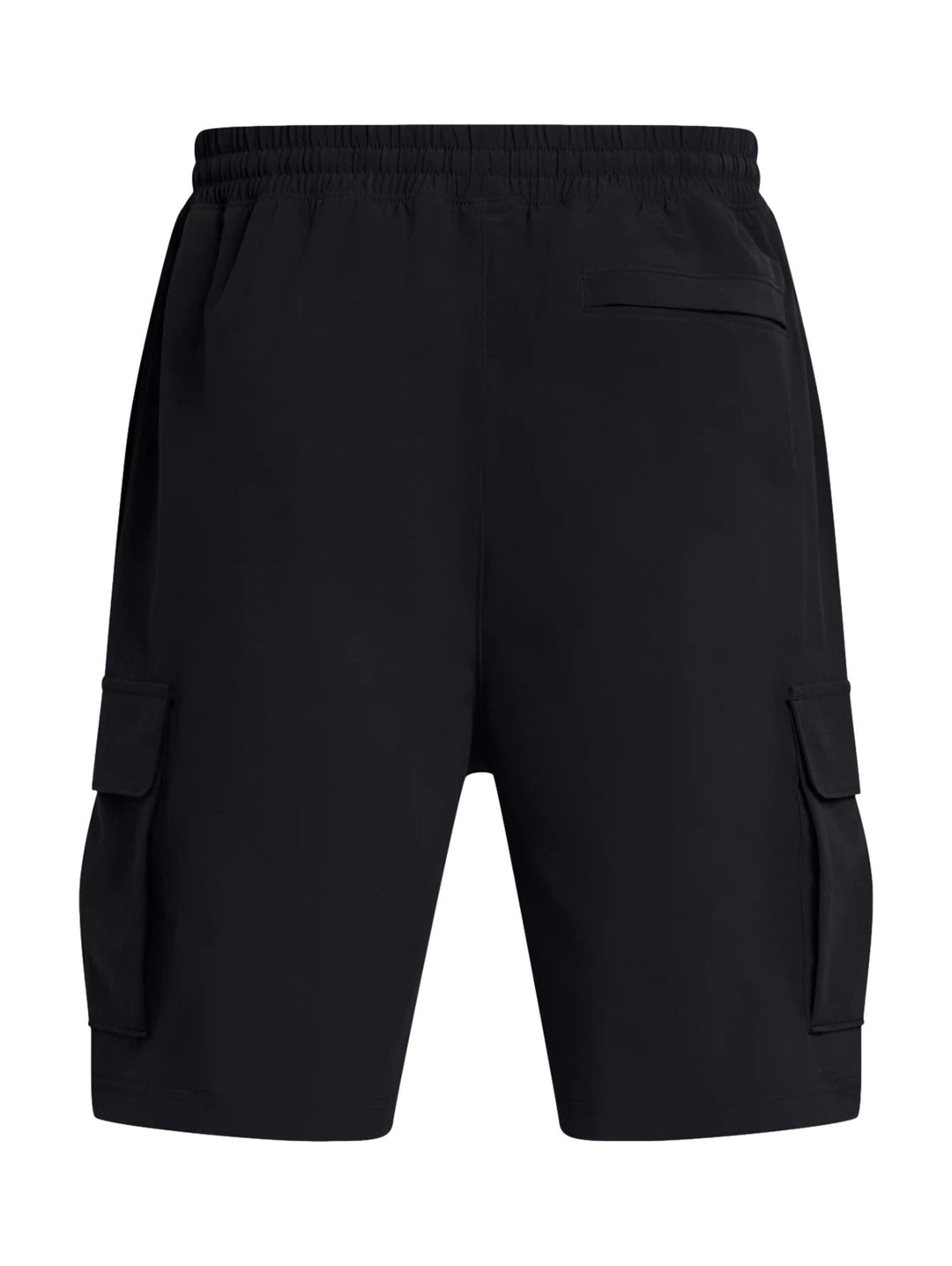 Hombre vistiendo short Under Armour Vibe Cargo color negro con bolsillos laterales y logo blanco.