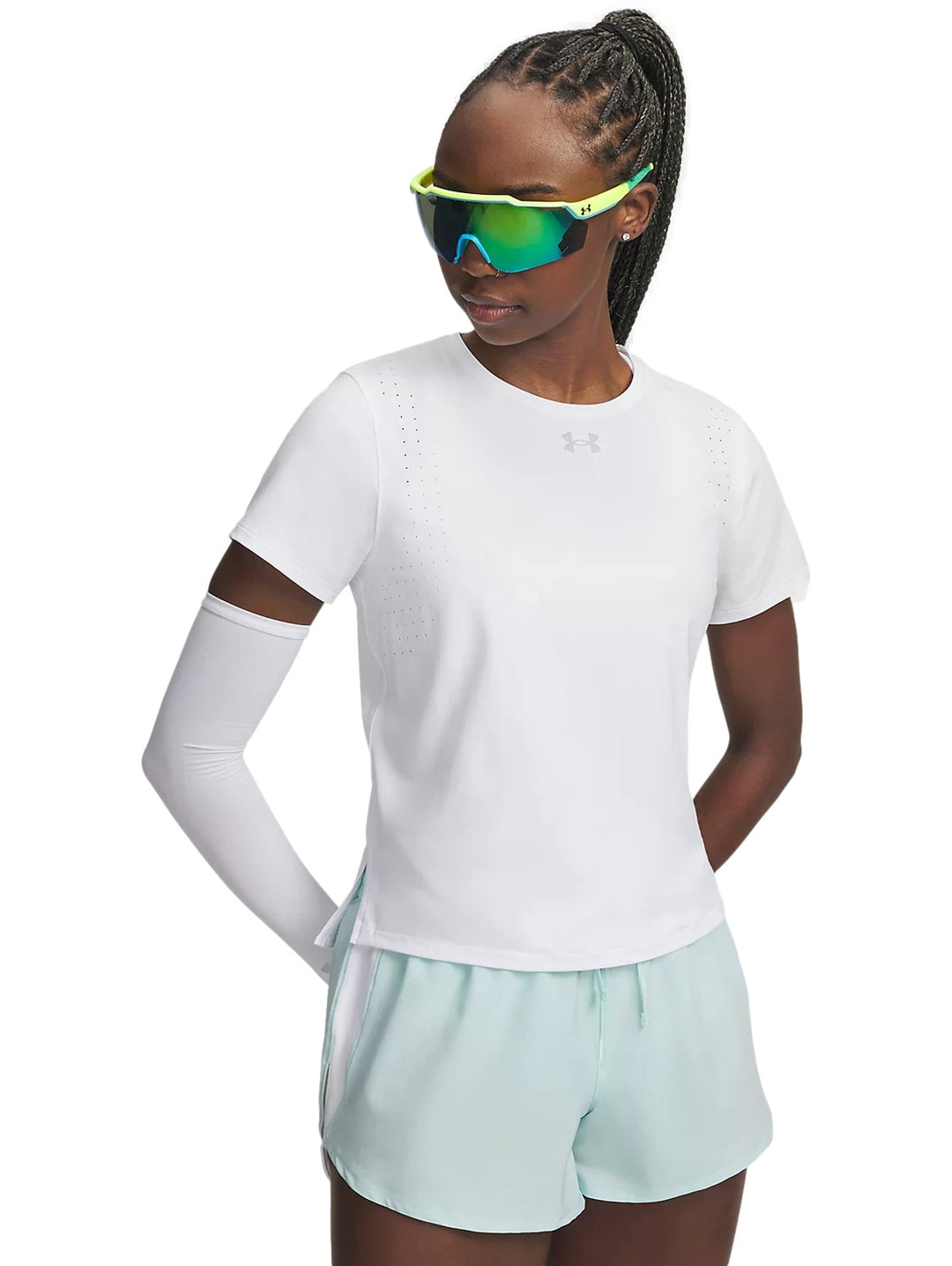 Mujer vistiendo playera deportiva Under Armour Velociti Pro de color blanco con manga corta y detalles reflectantes.