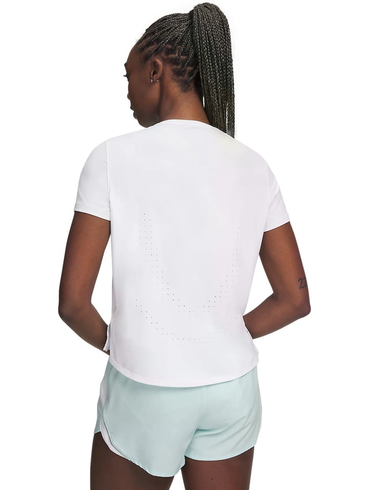 Mujer vistiendo playera deportiva Under Armour Velociti Pro de color blanco con manga corta y detalles reflectantes.