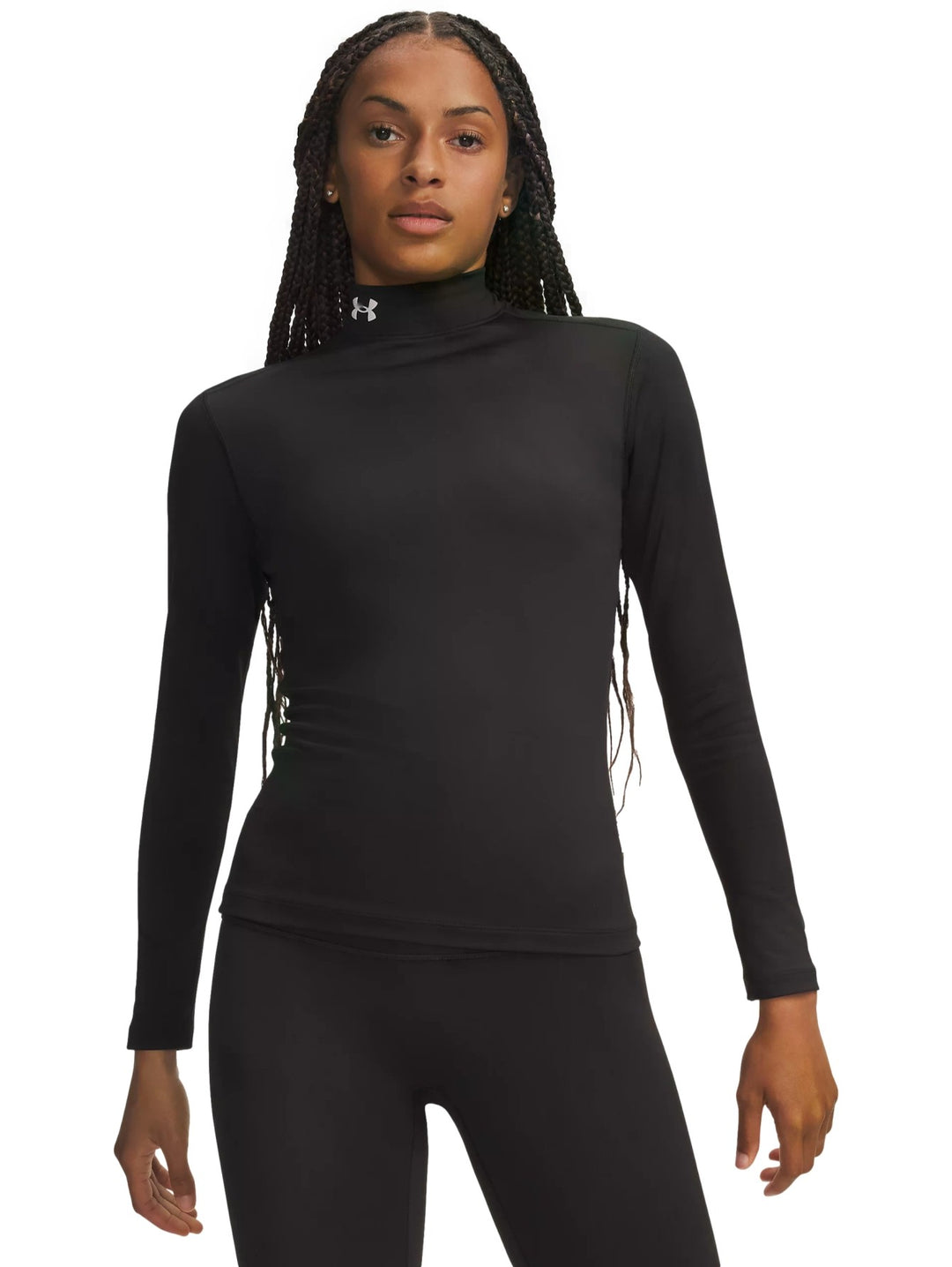 Mujer vistiendo playera deportiva Under Armour ColdGear de color negro, manga larga y cuello mock.