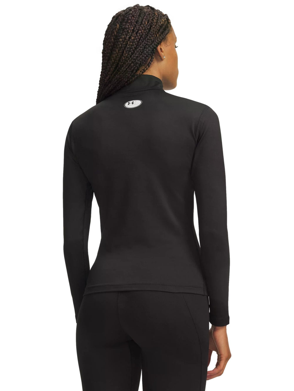 Mujer vistiendo playera deportiva Under Armour ColdGear de color negro, manga larga y cuello mock.