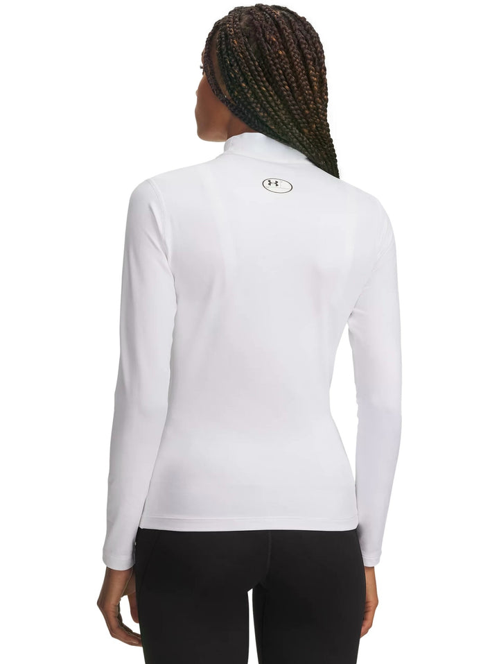Mujer vistiendo playera deportiva Under Armour ColdGear de manga larga y cuello mock en color blanco.