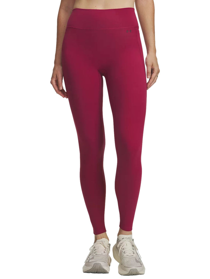 Mujer vistiendo leggings deportivos Under Armour color claret de cintura alta y corte 7/8.