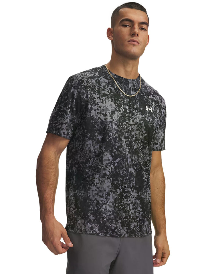 Hombre vistiendo playera Under Armour Tech Printed Tee en color negro con estampado pixelado en gris.