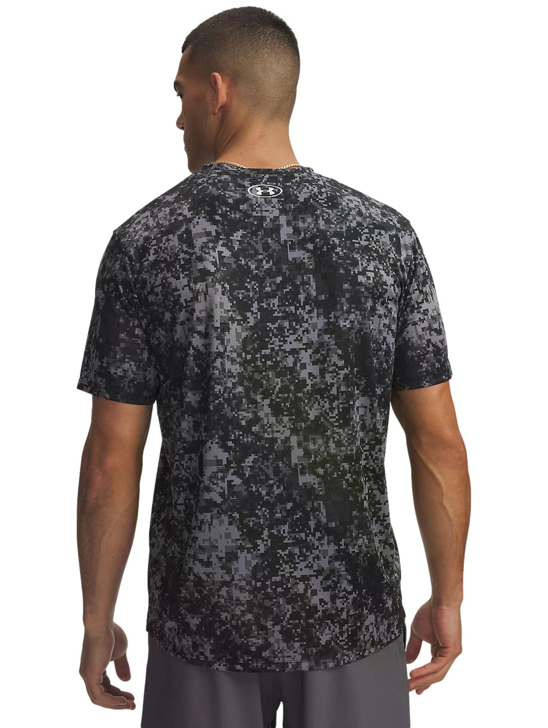 Hombre vistiendo playera Under Armour Tech Printed Tee en color negro con estampado pixelado en gris.