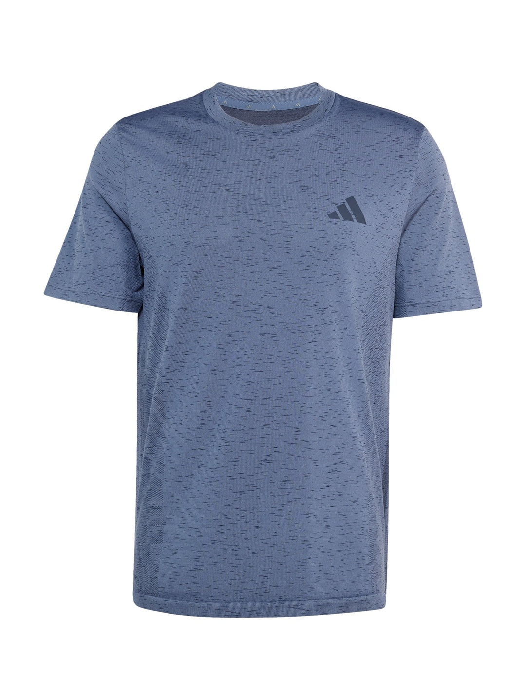 Hombre vistiendo playera y shorts deportivos Adidas en color azul prelov con logo en el pecho.