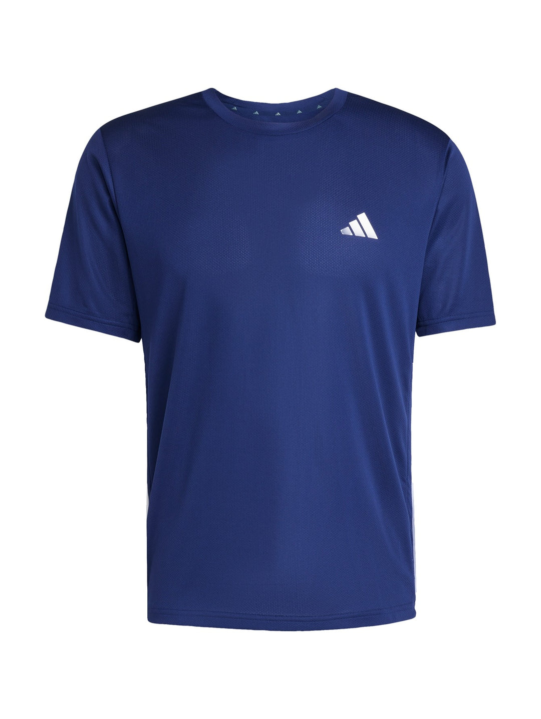 Hombre vistiendo conjunto deportivo Adidas azul marino compuesto por camiseta y shorts con detalles en blanco.